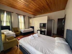 Chambre Quadruple Classique, plusieurs lits | Literie de qualité supérieure, minibar, bureau