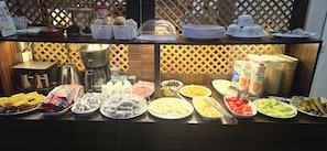 Petit déjeuner complet compris tous les jours