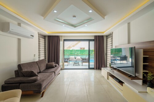 4-Bedroom Villa with Private Swimming Pool, Located at Ladies Beach Area