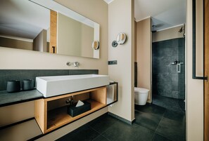 Habitación Deluxe doble | Ropa de cama de alta calidad, minibar, caja fuerte y escritorio