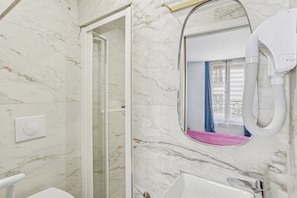 Quarto casal clássico | Banheiro | Chuveiro, secador de cabelo, toalhas de banho, sabonete
