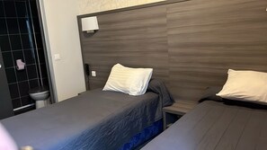 Classic Twin Room | Desk, soundproofing, free WiFi, bed sheets