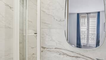 Quarto casal clássico | Banheiro | Chuveiro, secador de cabelo, toalhas de banho, sabonete