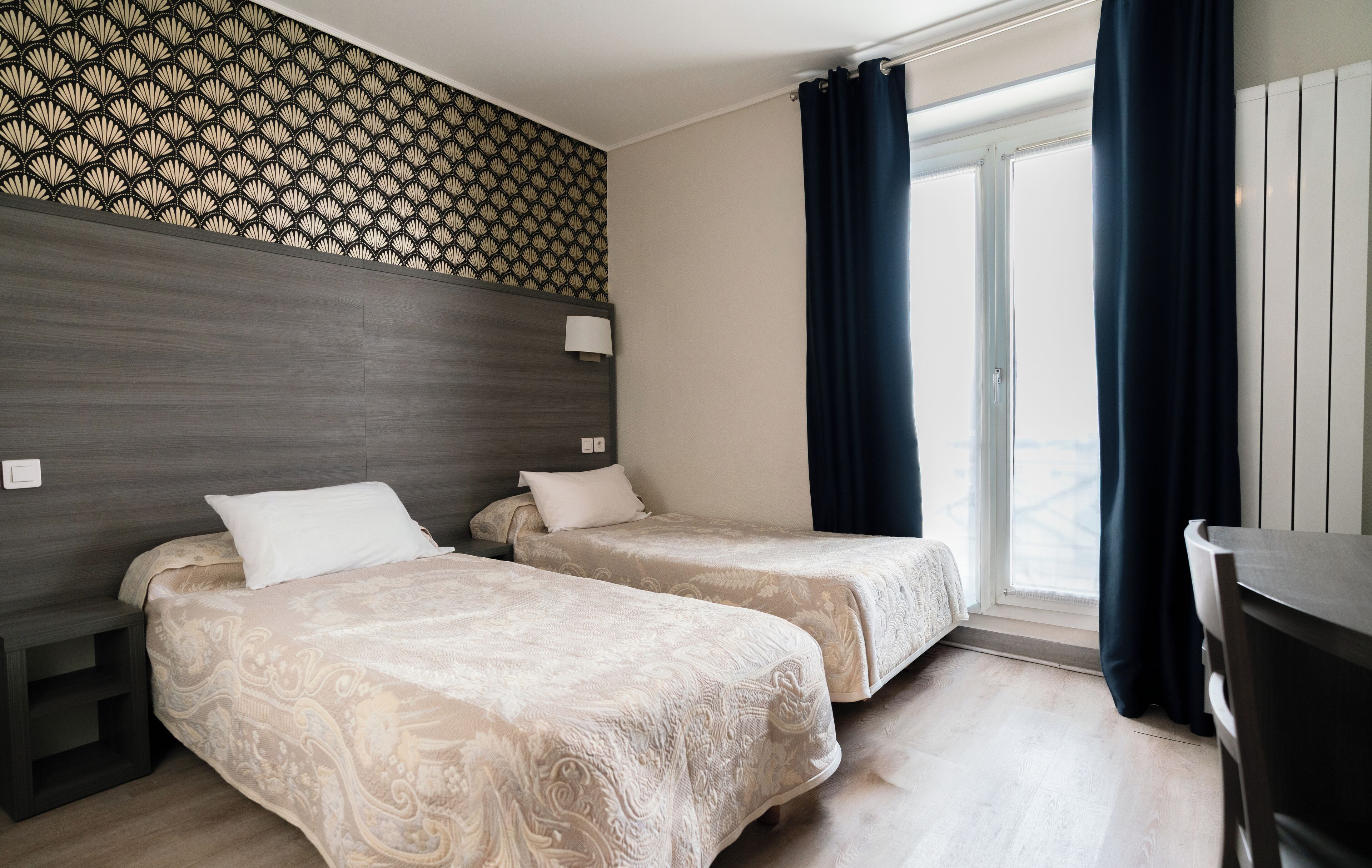 Desk, soundproofing, free WiFi, bed sheets