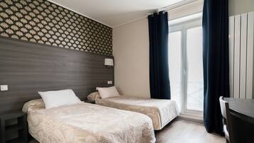 Desk, soundproofing, free WiFi, bed sheets