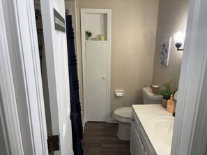 Secador de pelo, toallas, jabón, papel higiénico