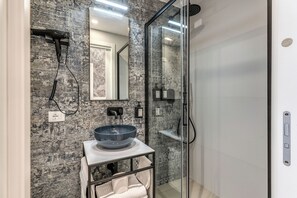 Suite – deluxe | Bad | Dusj, regndusjhode, hårføner og tøfler