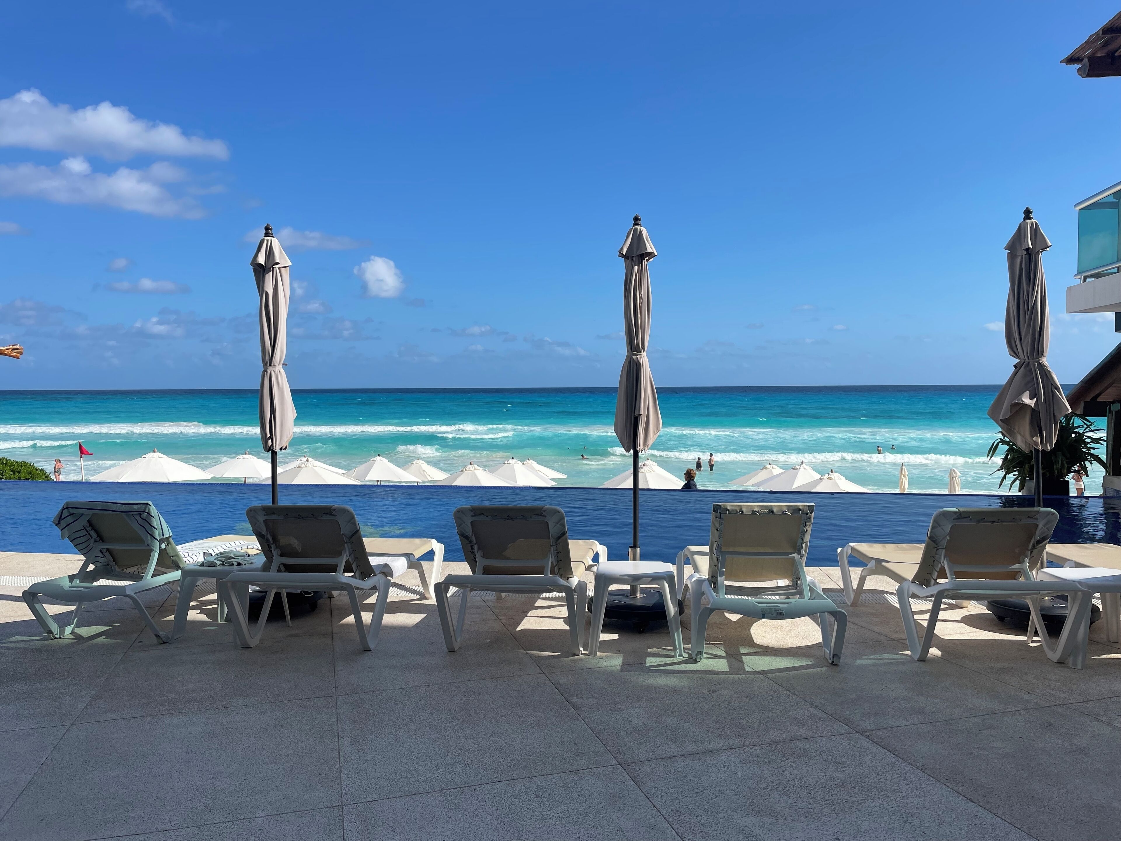 2 つの屋外プール