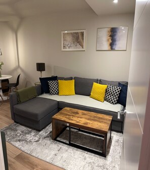 Living area - Renovatedapartmentsleeps4-freeparking-tv (Brentford)