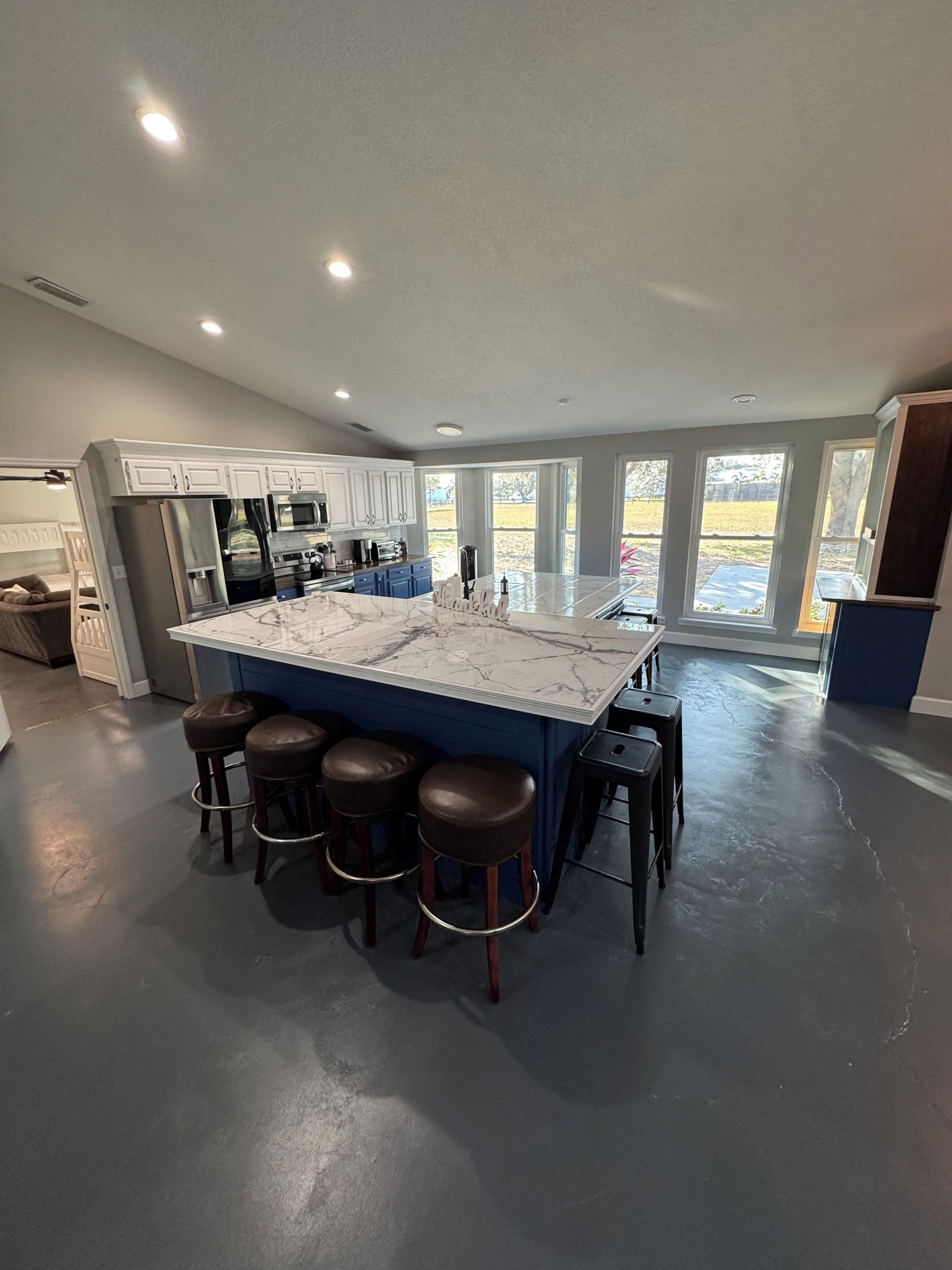 Mikrobølgeovn, ovn, kokeplater og oppvaskmaskin