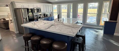 Four Ă micro-ondes, un four, surface de cuisson, lave-vaisselle