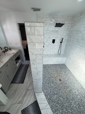 Dusj, hårføner, bidé og håndklær