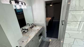 Regadera, secadora de cabello, bidet, toallas