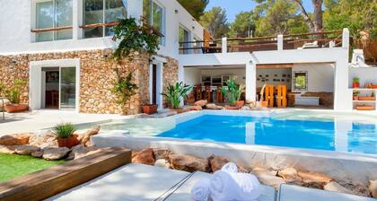 Classic Villa for 12- Pool, BBQ, big outdoor area