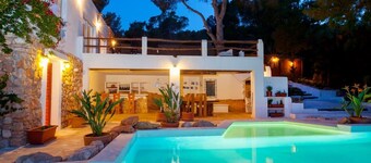 Classic Villa for 12- Pool, BBQ, big outdoor area