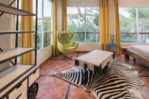 5 habitaciones, escritorio y tabla de planchar con plancha