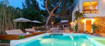 Classic Villa for 12- Pool, BBQ, big outdoor area
