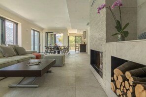 TV, DVD player, books, stereo - COMO LUXURY WITH PRIVATE LAKE ACCESS AND BREATHTAKING VIEWS (Vignola)