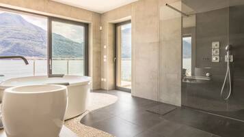 Doccia, asciugacapelli, bidet, asciugamani