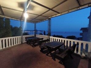 Living area - Cozy House in Pine Forest (Bar)