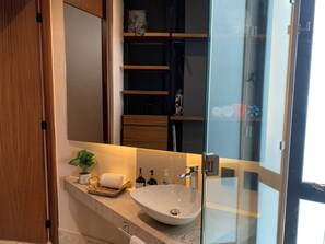 Comfort Apartment, Balcony, Pool View | Bathroom