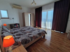 Apartemen, 3 kamar tidur, Boleh Merokok, balkon | 3 kamar tidur