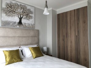 2 chambres, coffres-forts dans les chambres, fer et planche Ă repasser