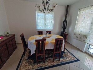 Maison, 5 chambres, fumeurs, balcon | Salle à manger