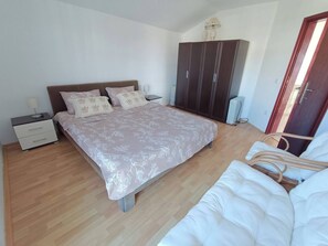 Maison, 5 chambres, fumeurs, balcon | 7 chambres