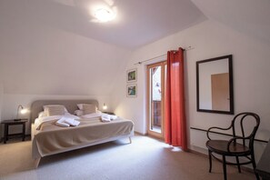 3 habitaciones, tabla de planchar con plancha y cuna de viaje 