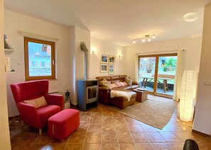 Televisor intel·ligent, llar de foc i llibres 