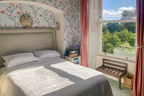 6 bedrooms, iron/ironing board, Internet, bed sheets