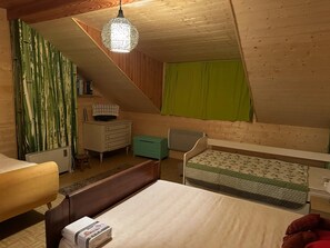3 bedrooms, iron/ironing board, free WiFi, bed sheets