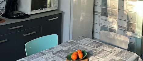 Réfrigérateur, micro-ondes, four, plaque de cuisson