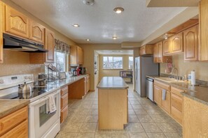 Fridge, microwave, oven, stovetop - 3 Bedroom 2 bath W/ amazing deck views 3mi from Deadwood (Lead)