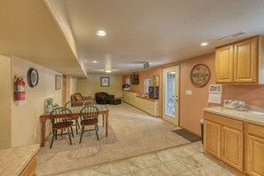 Interior - Private 1 bedroom Hilltop Apartment near skiing, Deadwood, & 4X4 Trails (Lead)