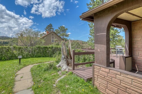 Private 1 bedroom Hilltop Apartment near skiing, Deadwood, & 4X4 Trails