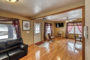 TV - Spacious Lead Home W/ 2 full connected units w/ option of privacy (Lead)