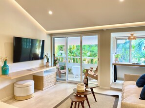 Deluxe Apartment | Living area