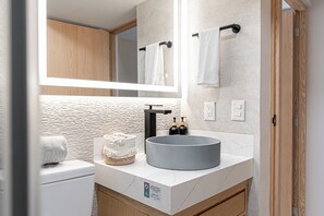 淋浴设施、吹风机、毛巾、肥皂