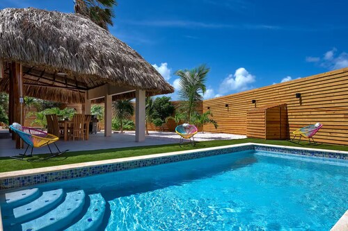 Spacious 6 BDR Villa-Hidden Treasure, pool, walk to the beach