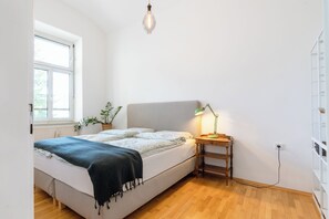 2 عدّة غرف نوم ومكواة/لوح كي وواي فاي وملاءات أسرّة