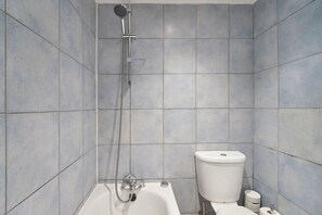Secador de pelo, toallas, jabón, papel higiénico