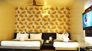 Kolmen hengen deluxe-huone, parveke, näköala puutarhaan | Ilmainen Wi-Fi