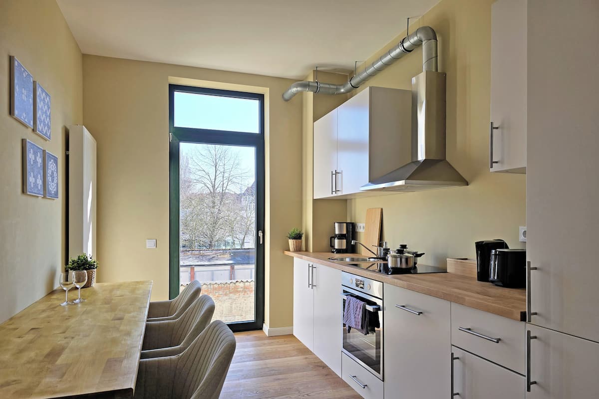 Full-size fridge, oven, stovetop, dishwasher
