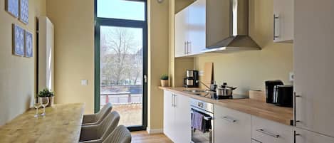 Full-sized fridge, oven, stovetop, dishwasher