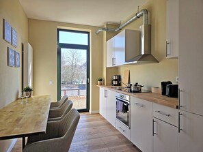 Full-size fridge, oven, stovetop, dishwasher
