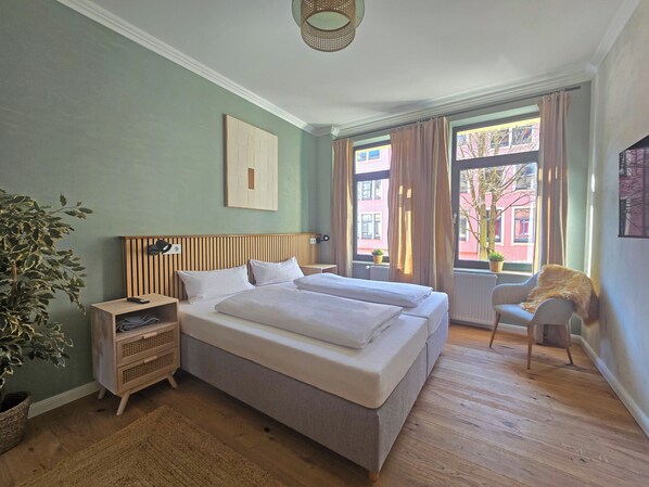 2 bedrooms, desk, soundproofing, free cribs/infant beds