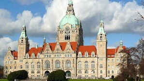 A historic building with a large central dome, two towers, and a clock tower. - Apartments am Immengarten (Hannover)