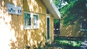 A yellow building with a sign reading "11" and a window. - Ferienhaus mit Sauna im Ferienpark Mirow (Mirow)